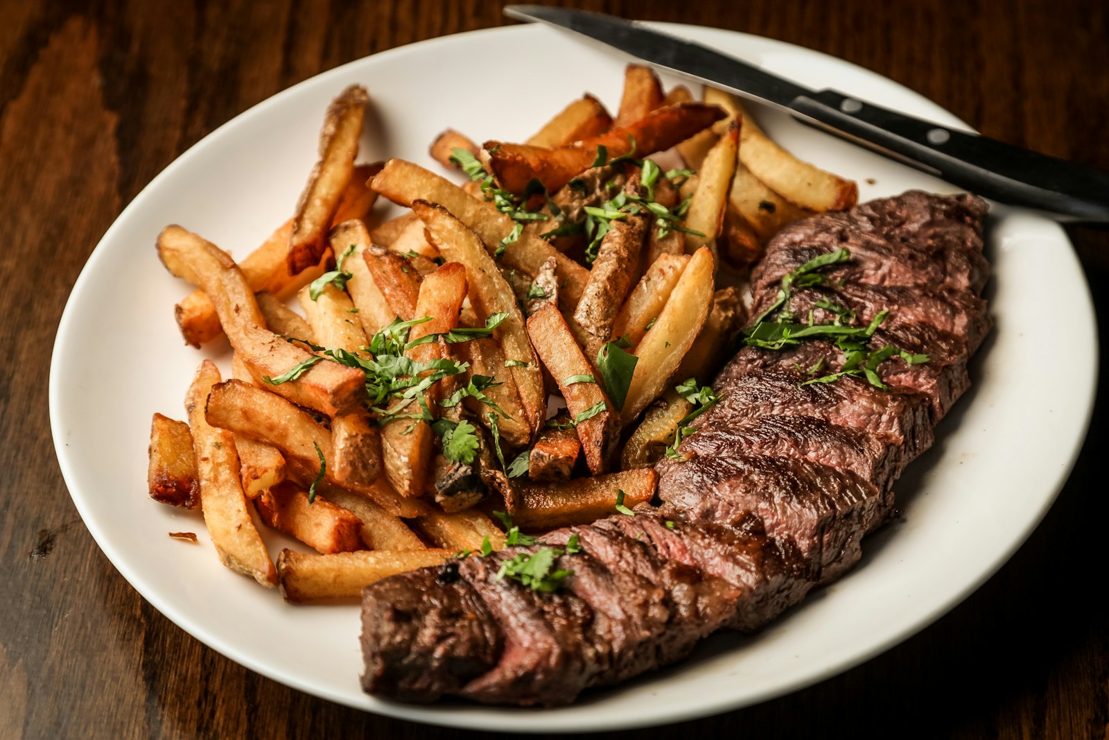 Carne grelhada com batata frita servida no prato